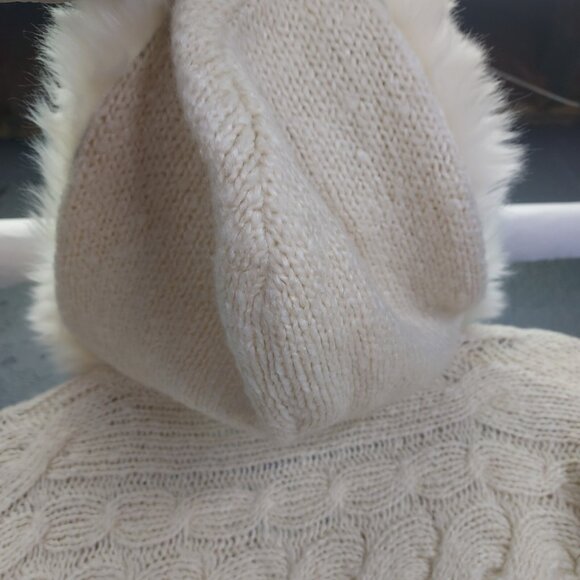 G.I.L.I. Cable Knit Sweater XS Faux Fur Hood Bell Sleeve Cream V-Neck Pullover - Picture 8 of 12